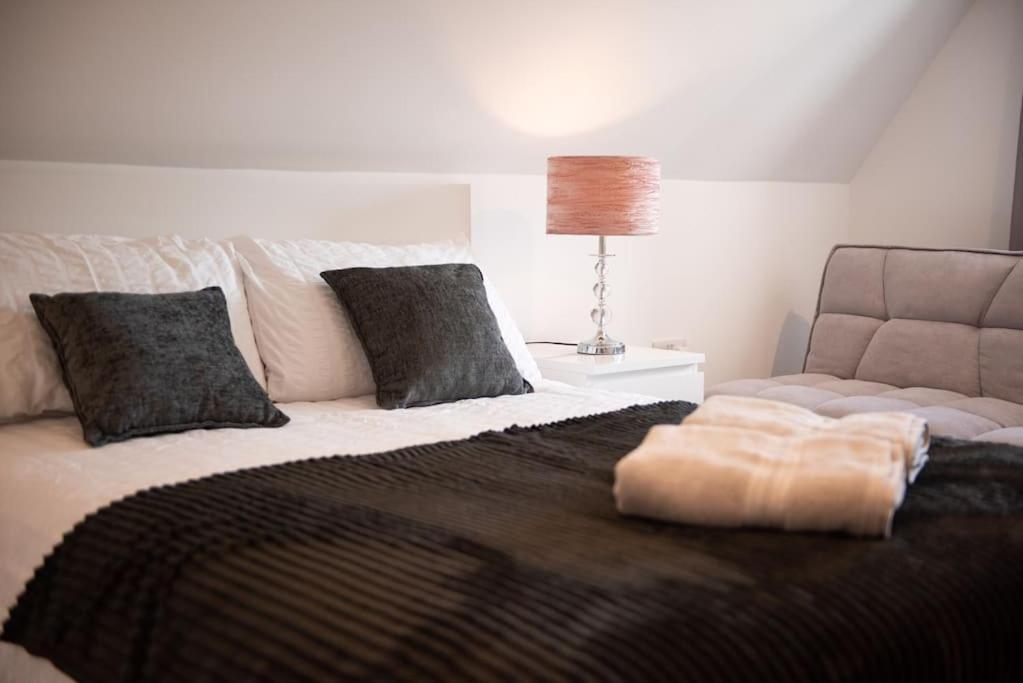 Rosey Lodge -1Bedroom Cousy Flat - Parking, Netflix, Wifi - Close To Blenheim Palace & Oxford - F5 키들링턴 외부 사진