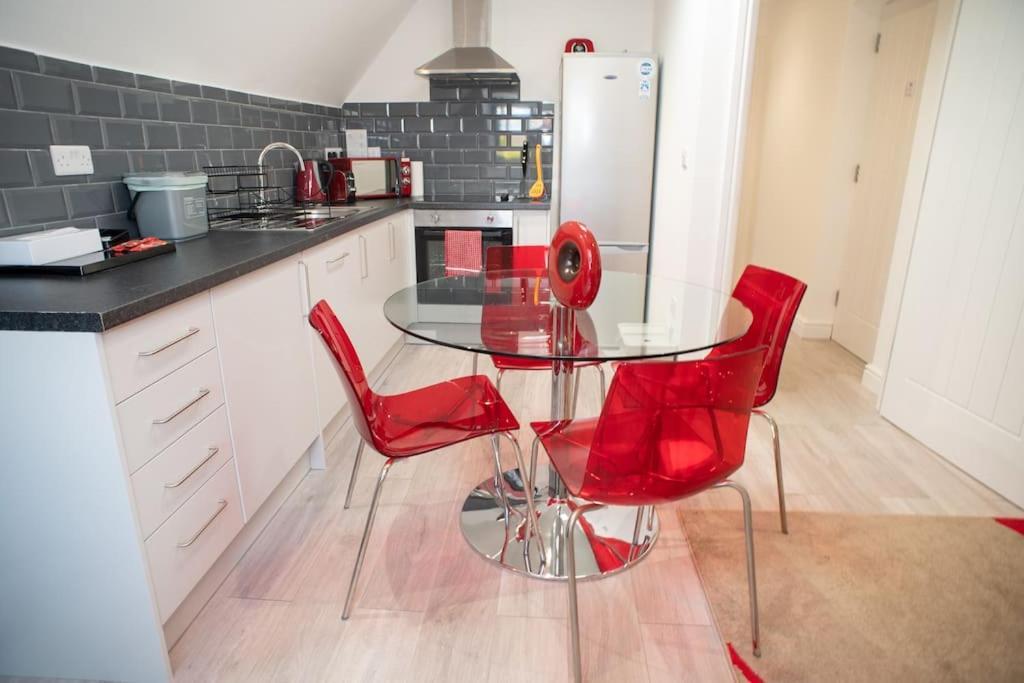 Rosey Lodge -1Bedroom Cousy Flat - Parking, Netflix, Wifi - Close To Blenheim Palace & Oxford - F5 키들링턴 외부 사진
